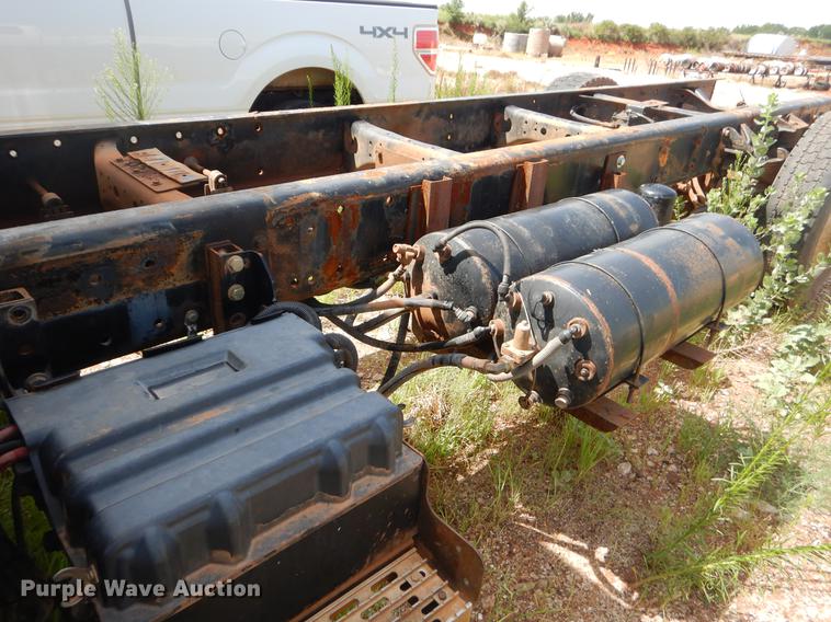 image for item EK9621 2006 International 7400 semi truck