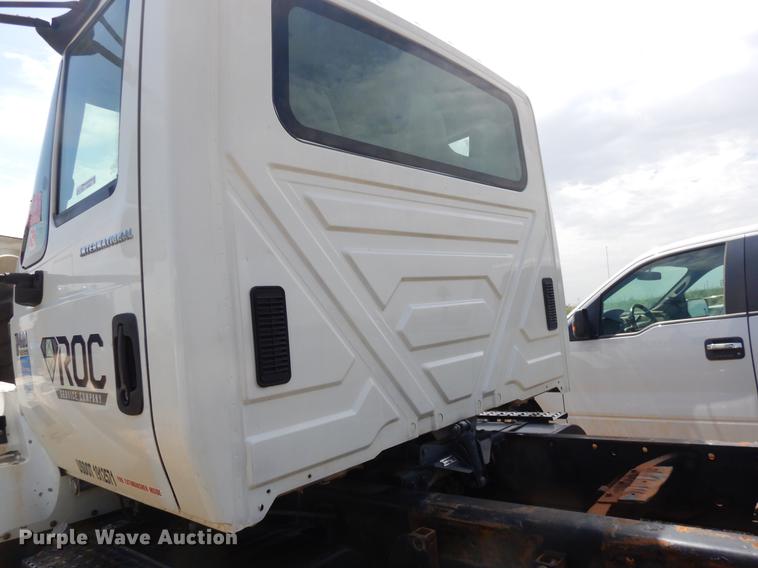 image for item EK9621 2006 International 7400 semi truck