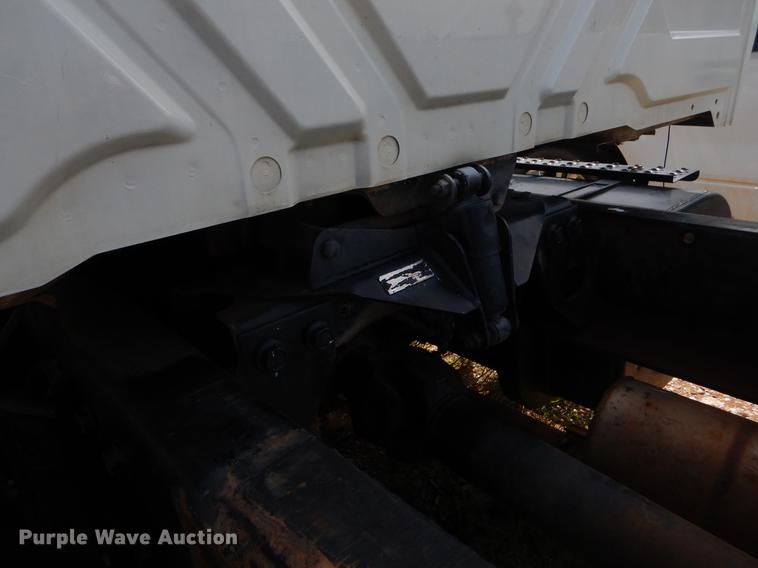 image for item EK9621 2006 International 7400 semi truck