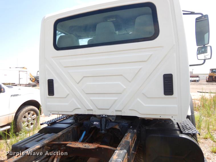 image for item EK9621 2006 International 7400 semi truck