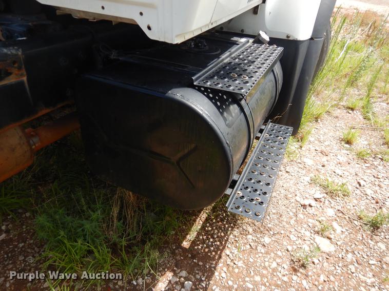 image for item EK9621 2006 International 7400 semi truck