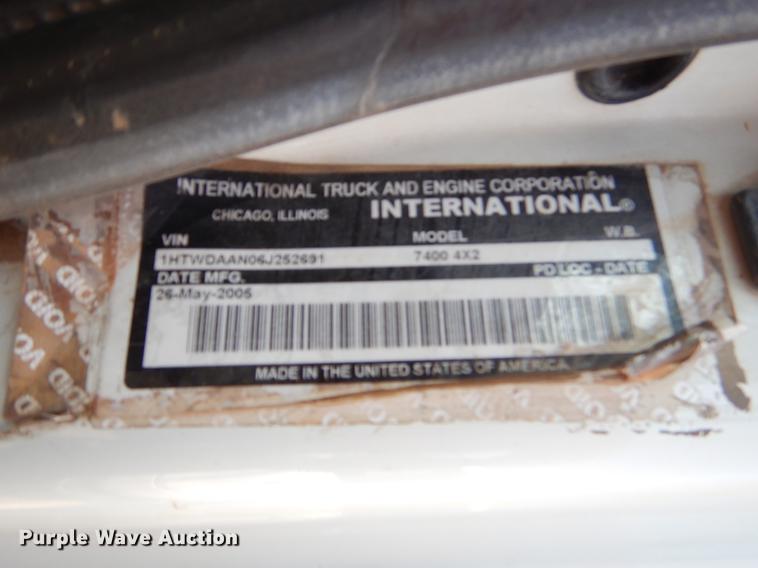 image for item EK9621 2006 International 7400 semi truck