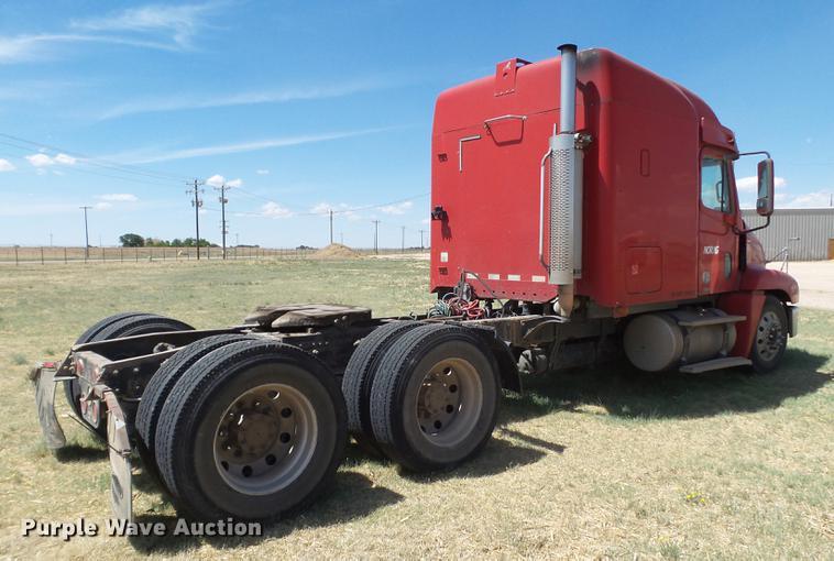 image for item EN9580 2003 Freightliner Century Class semi truck