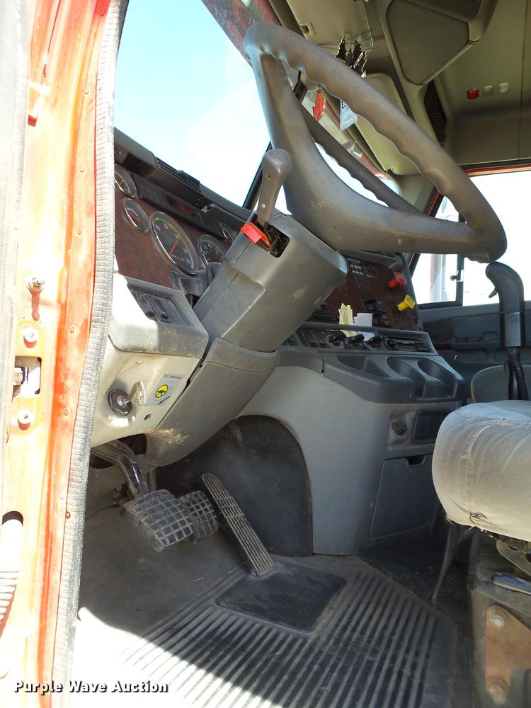 image for item EN9580 2003 Freightliner Century Class semi truck