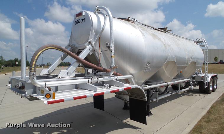 image for item L5675 2000 Heil dry bulk tank trailer