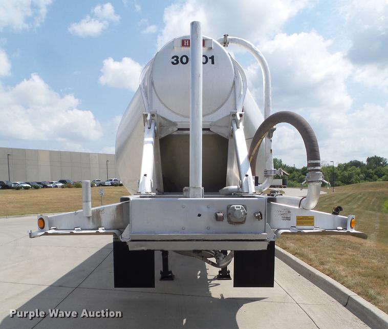 image for item L5675 2000 Heil dry bulk tank trailer