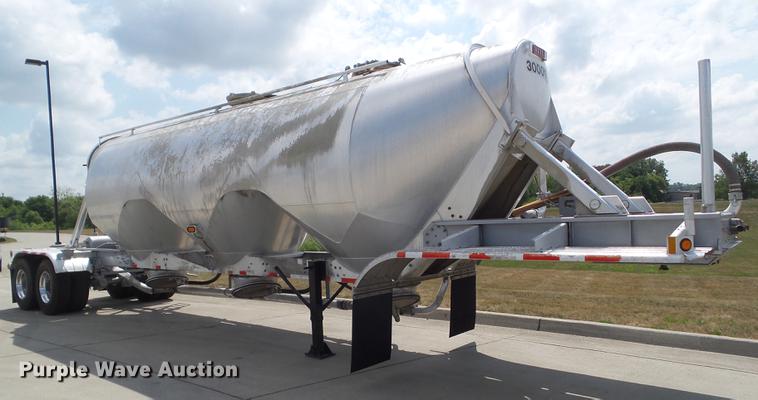 image for item L5675 2000 Heil dry bulk tank trailer