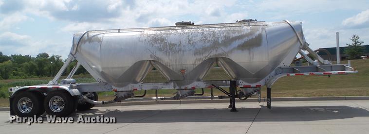 image for item L5675 2000 Heil dry bulk tank trailer