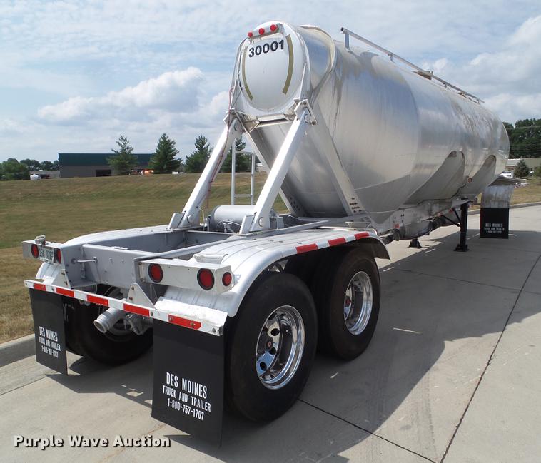 image for item L5675 2000 Heil dry bulk tank trailer