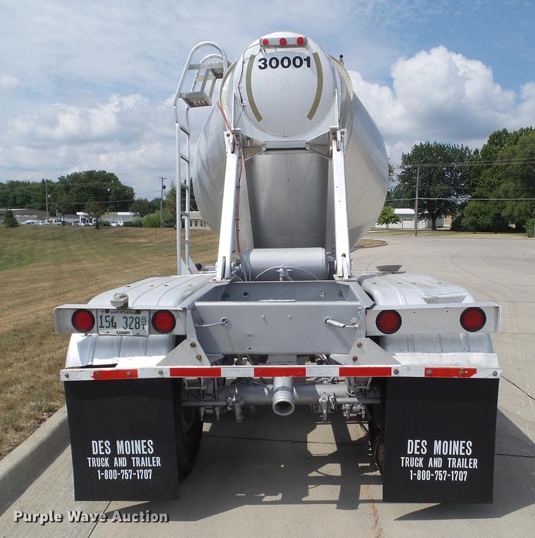 image for item L5675 2000 Heil dry bulk tank trailer