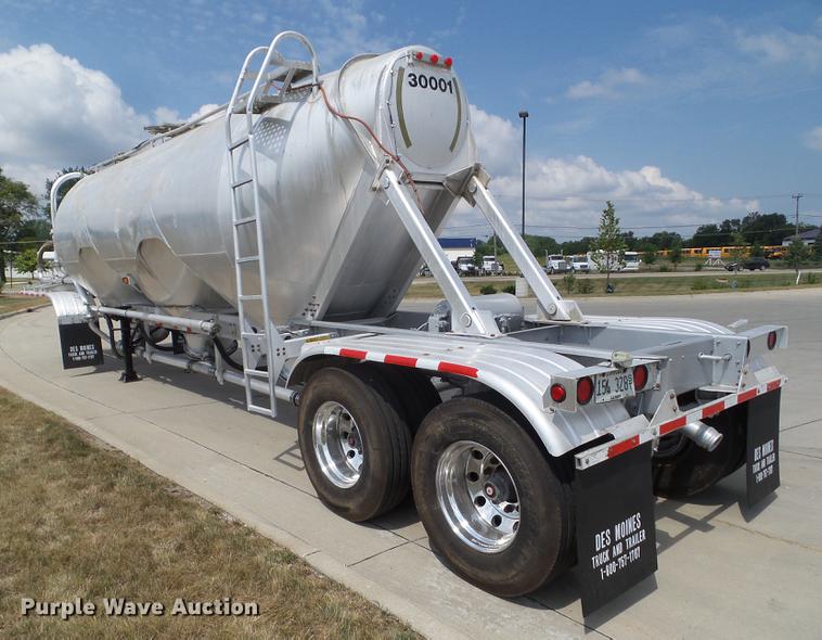 image for item L5675 2000 Heil dry bulk tank trailer
