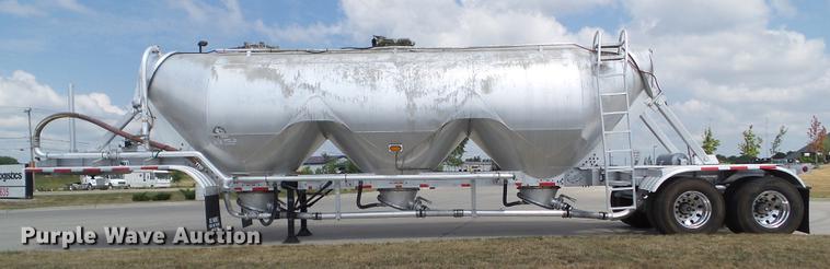 image for item L5675 2000 Heil dry bulk tank trailer