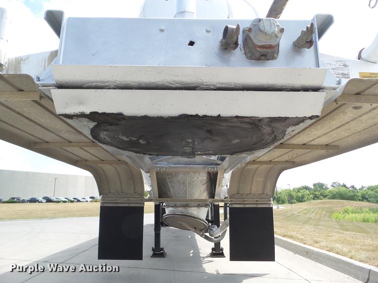 image for item L5675 2000 Heil dry bulk tank trailer