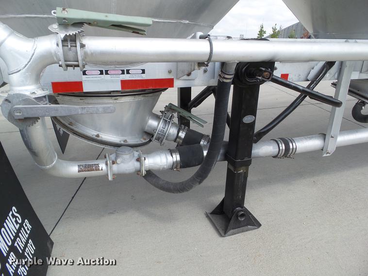 image for item L5675 2000 Heil dry bulk tank trailer