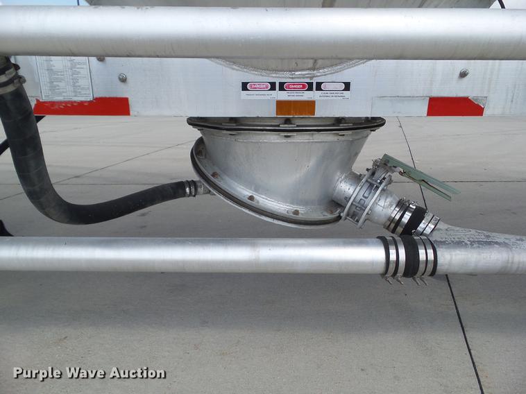 image for item L5675 2000 Heil dry bulk tank trailer