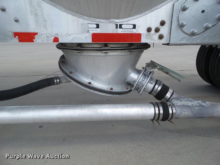 image for item L5675 2000 Heil dry bulk tank trailer