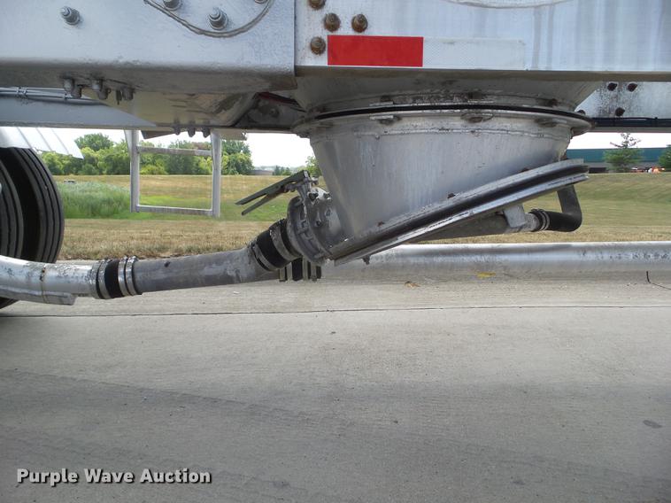 image for item L5675 2000 Heil dry bulk tank trailer