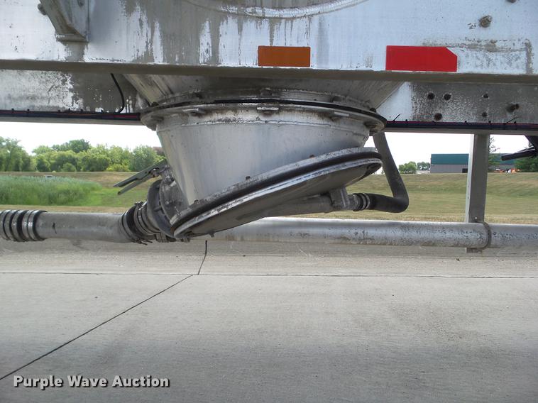 image for item L5675 2000 Heil dry bulk tank trailer