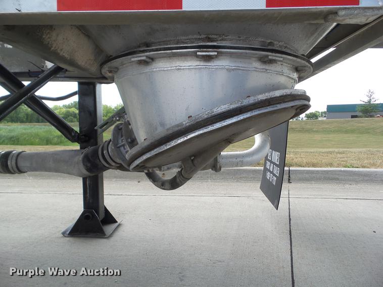 image for item L5675 2000 Heil dry bulk tank trailer