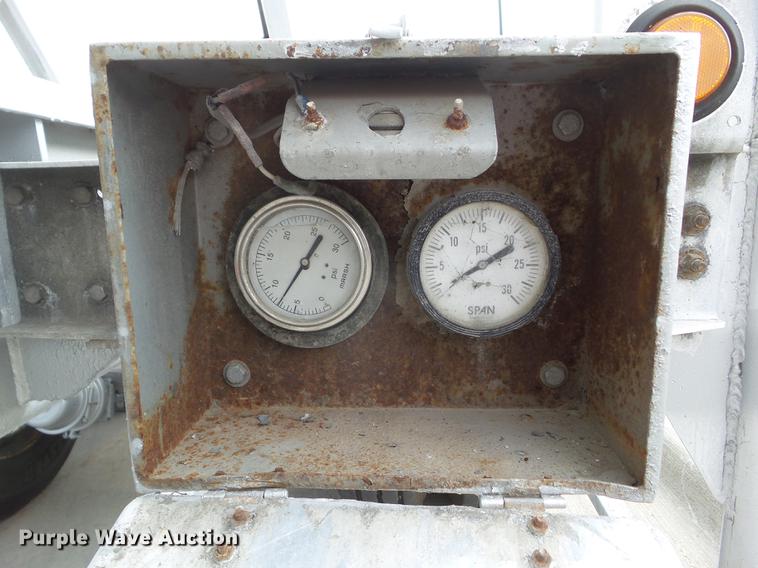 image for item L5675 2000 Heil dry bulk tank trailer