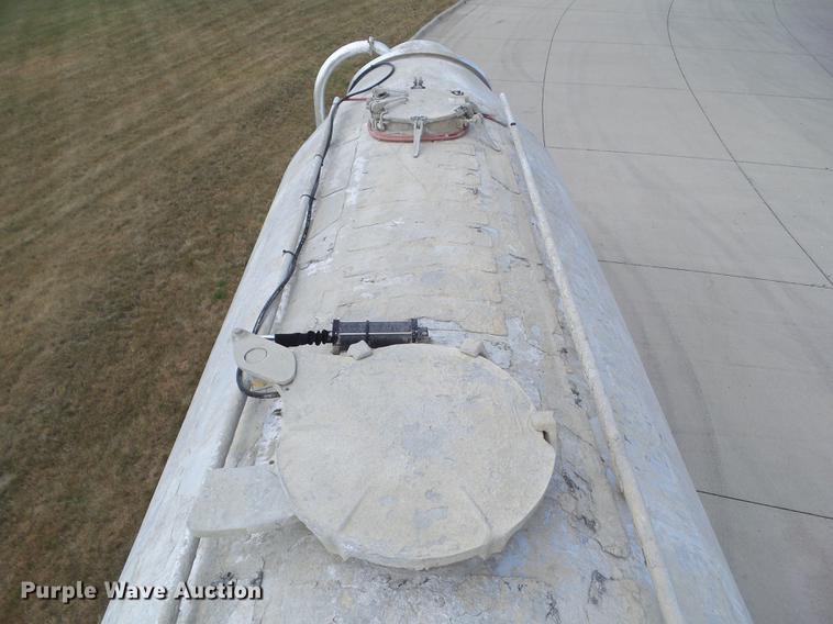 image for item L5675 2000 Heil dry bulk tank trailer