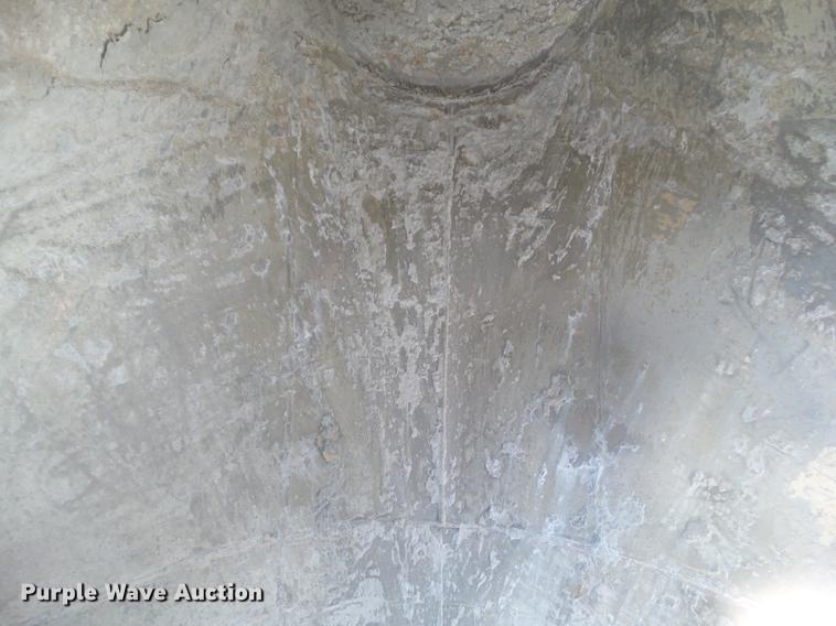 image for item L5675 2000 Heil dry bulk tank trailer