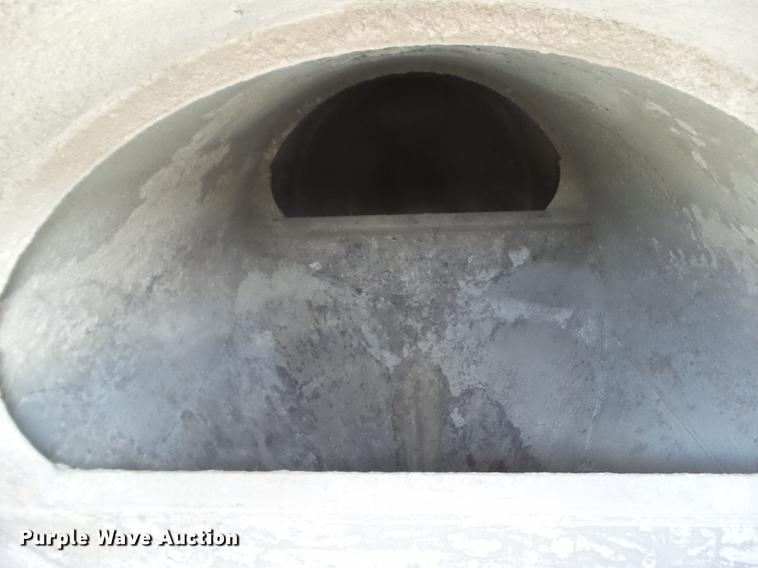 image for item L5675 2000 Heil dry bulk tank trailer