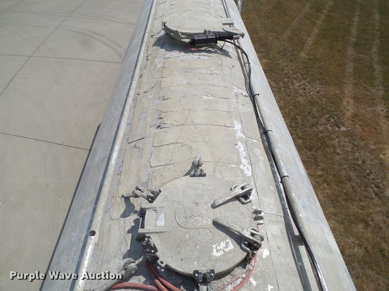 image for item L5675 2000 Heil dry bulk tank trailer