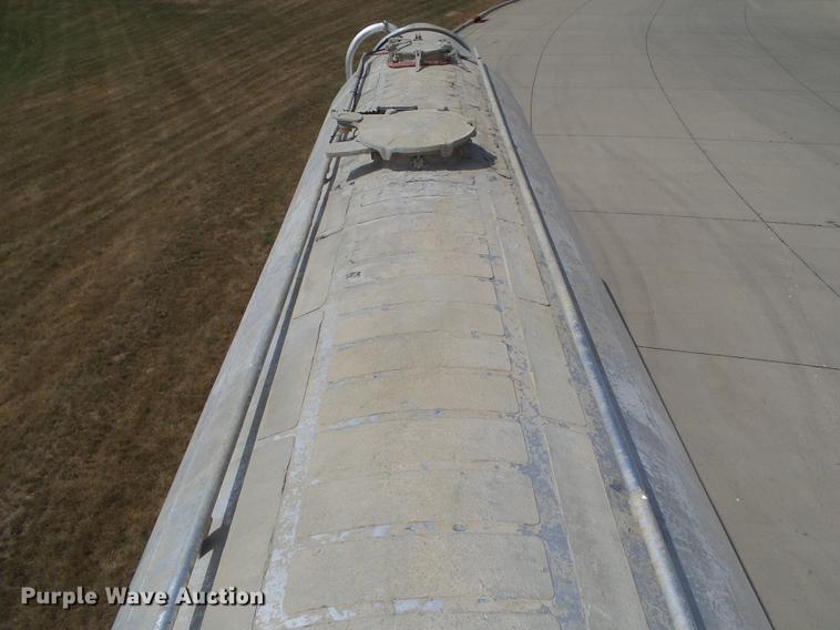 image for item L5675 2000 Heil dry bulk tank trailer