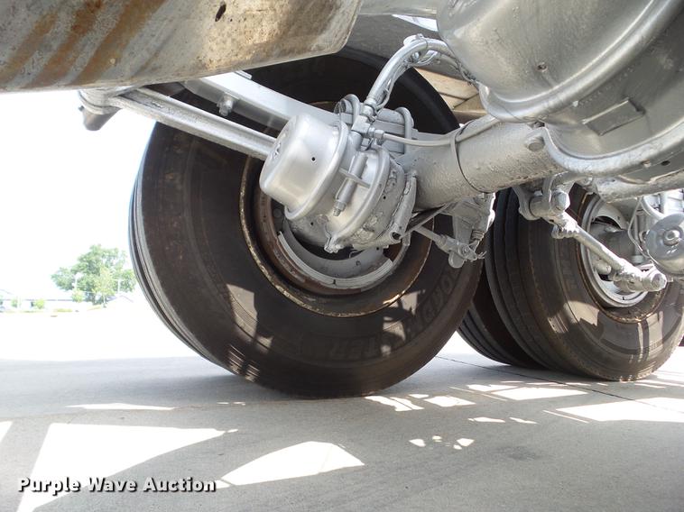 image for item L5675 2000 Heil dry bulk tank trailer