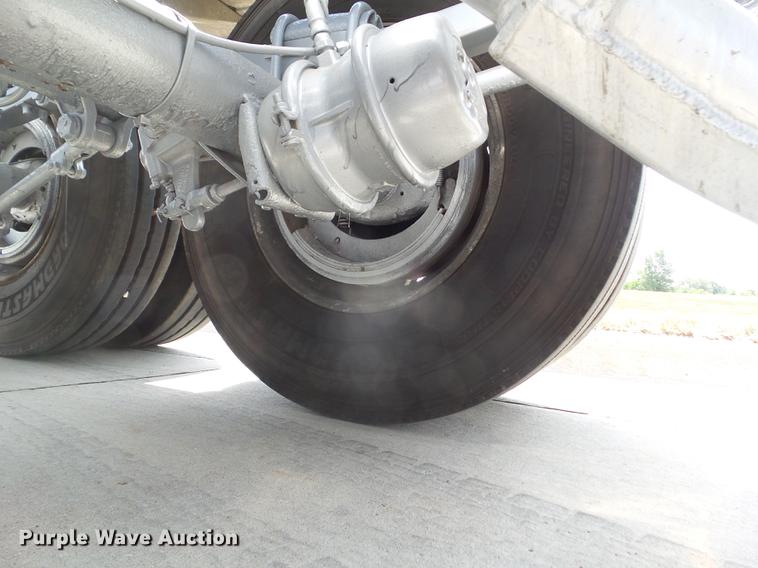 image for item L5675 2000 Heil dry bulk tank trailer