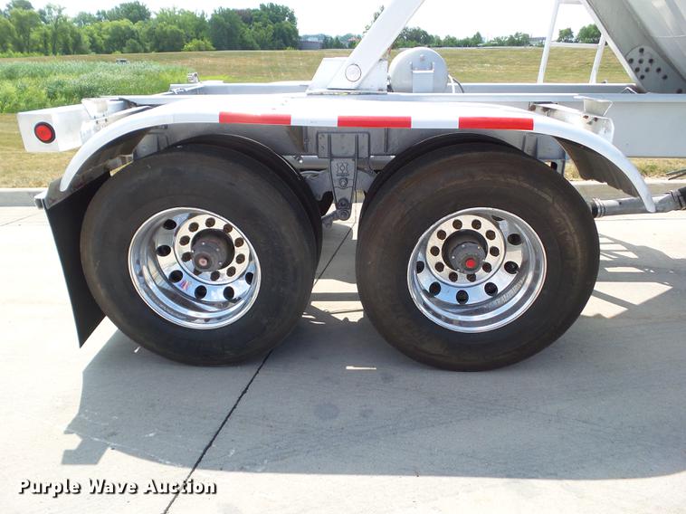 image for item L5675 2000 Heil dry bulk tank trailer