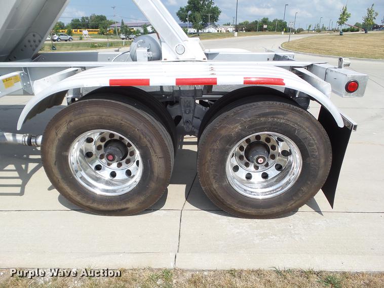 image for item L5675 2000 Heil dry bulk tank trailer