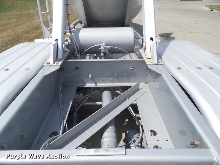 image for item L5675 2000 Heil dry bulk tank trailer