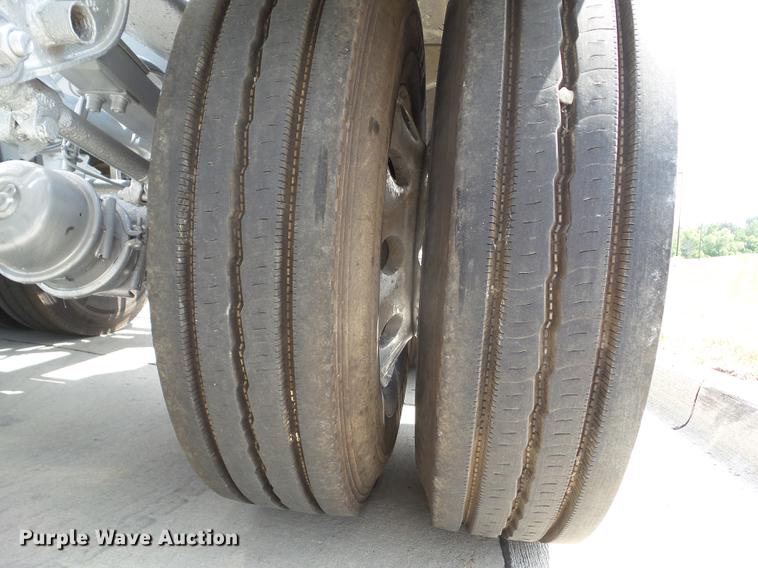 image for item L5675 2000 Heil dry bulk tank trailer