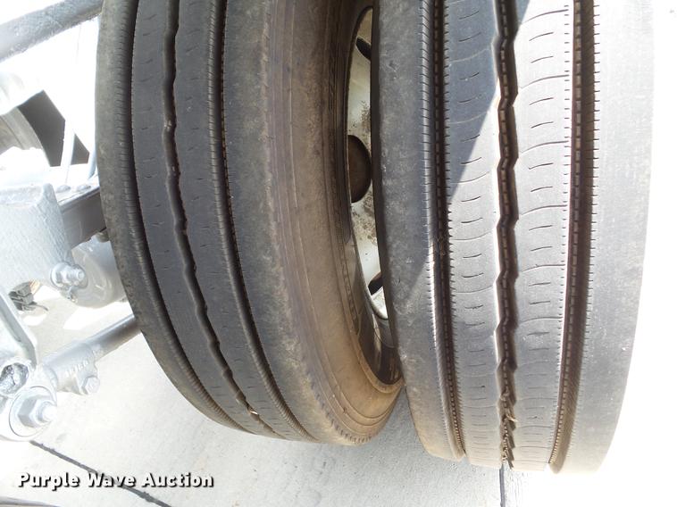 image for item L5675 2000 Heil dry bulk tank trailer