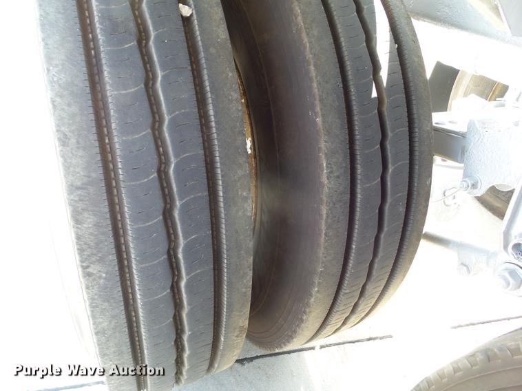 image for item L5675 2000 Heil dry bulk tank trailer