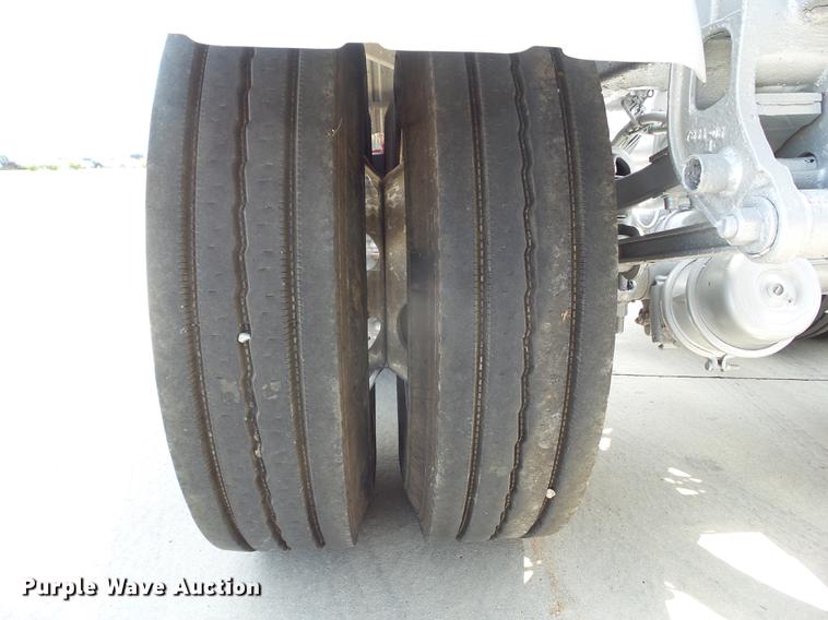 image for item L5675 2000 Heil dry bulk tank trailer