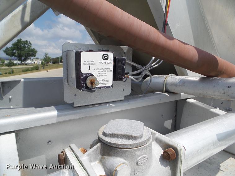 image for item L5675 2000 Heil dry bulk tank trailer