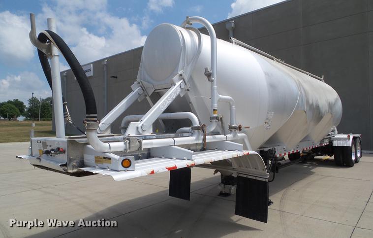 image for item L5676 2007 Heil dry bulk tank trailer