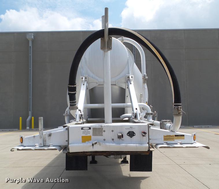 image for item L5676 2007 Heil dry bulk tank trailer