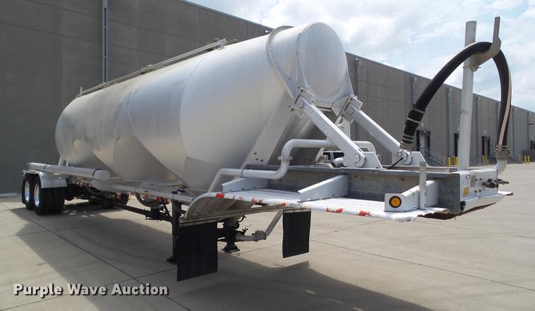 image for item L5676 2007 Heil dry bulk tank trailer