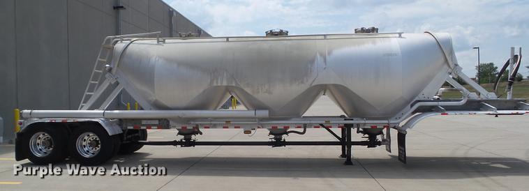 image for item L5676 2007 Heil dry bulk tank trailer