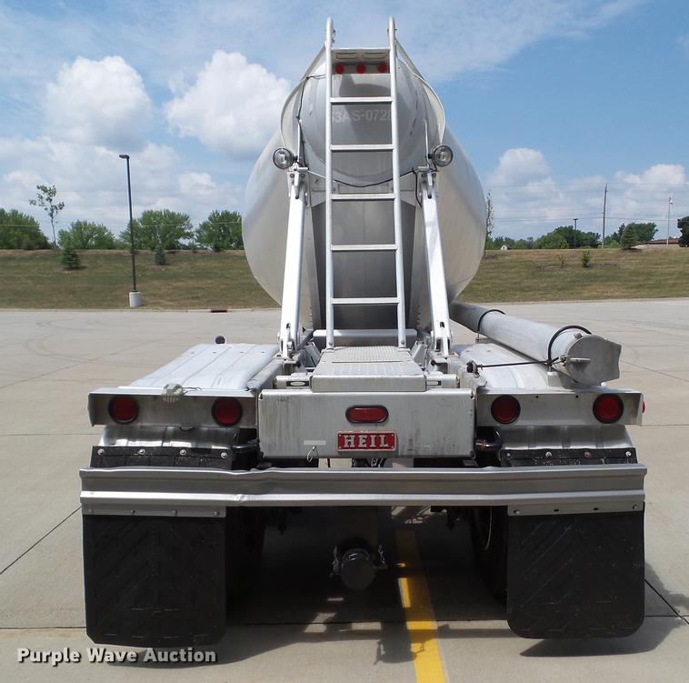 image for item L5676 2007 Heil dry bulk tank trailer