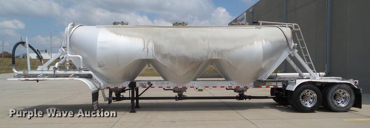 image for item L5676 2007 Heil dry bulk tank trailer