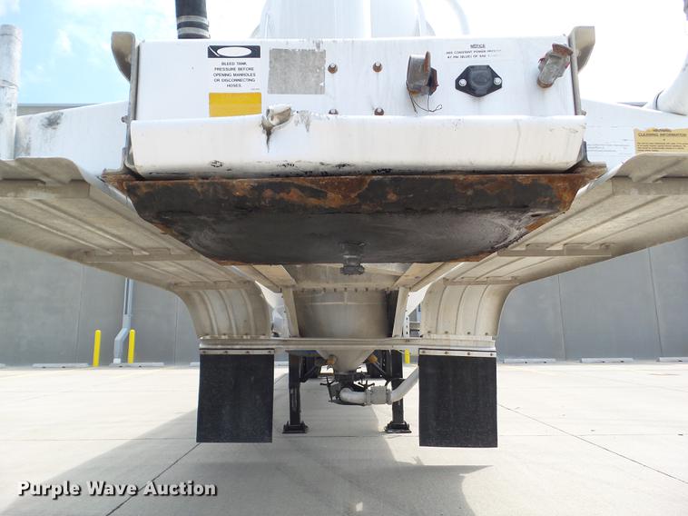 image for item L5676 2007 Heil dry bulk tank trailer