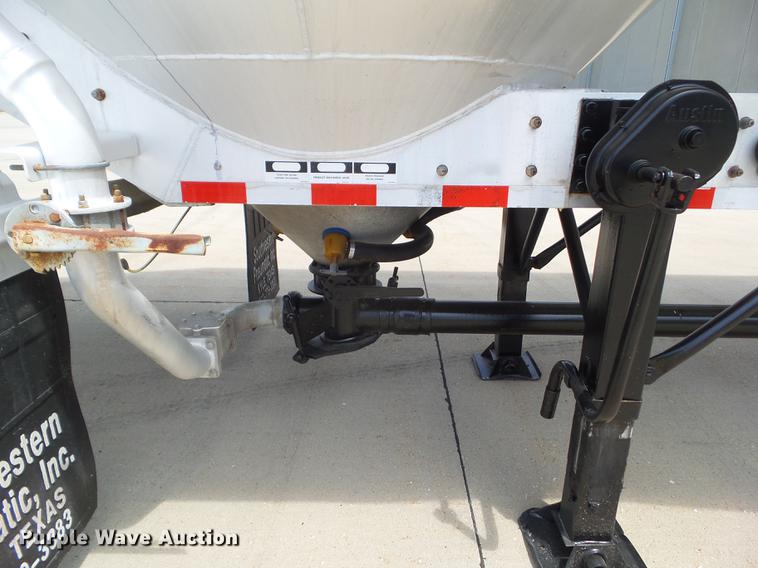 image for item L5676 2007 Heil dry bulk tank trailer