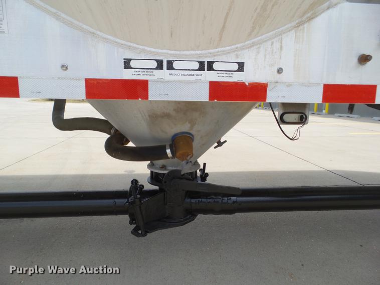 image for item L5676 2007 Heil dry bulk tank trailer