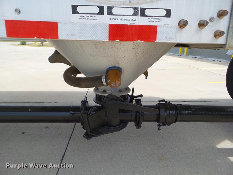 image for item L5676 2007 Heil dry bulk tank trailer