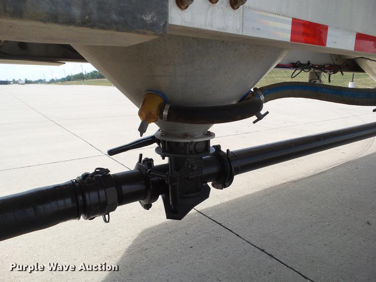 image for item L5676 2007 Heil dry bulk tank trailer